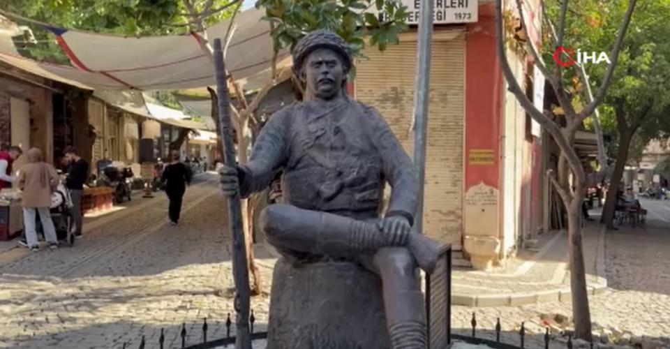 Aydın'da şok olay: Efe heykelindeki kama çalındı