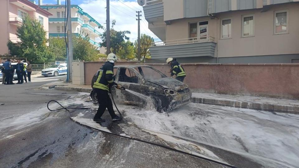 Öfkeli kadın, eşinin otomobilini ateşe verdi