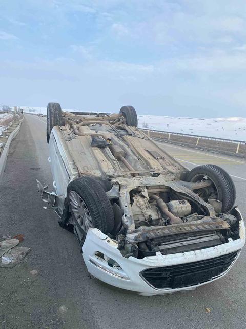 Takla atan otomobildeki 2 kişi yaralandı