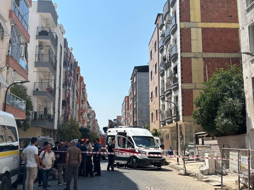 Çatıdan atlayan kişi ağır yaralandı