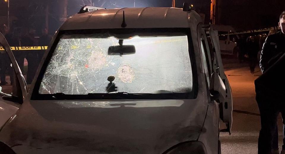 Alacaklılarını yolda gören bir grup şüpheli, takip ettikleri aracı kurşuna dizdi. Araçta bulunan iki kişi şans eseri yara almazken, otomobil âdetâ delik deşik oldu. Polis, dehşet saçan 2 saldırganı yakalamak için çalışma başlattı.