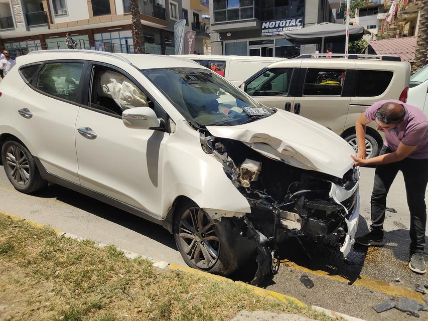KUŞADASI'NDA FRENİ TUTMAYAN ARAÇ KAZAYA NEDEN OLDU: 5 YARALI