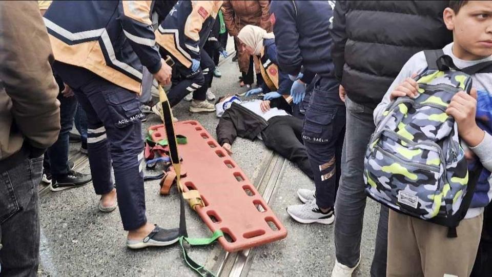 Otomobil ile motosiklet çarpıştı