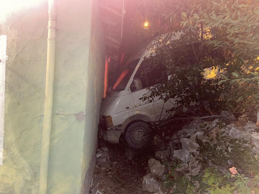 El freni çekilmeyen minibüs duvara çarptı
