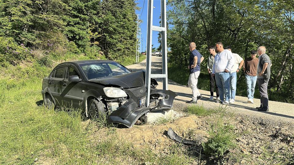 Otomobil direğe çarptı: 3 yaralı