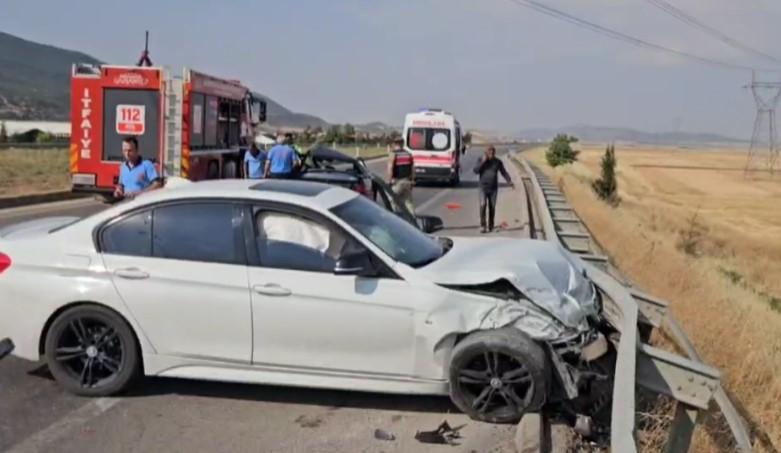 İki otomobil çarpıştı: 1 ölü, 2 yaralı