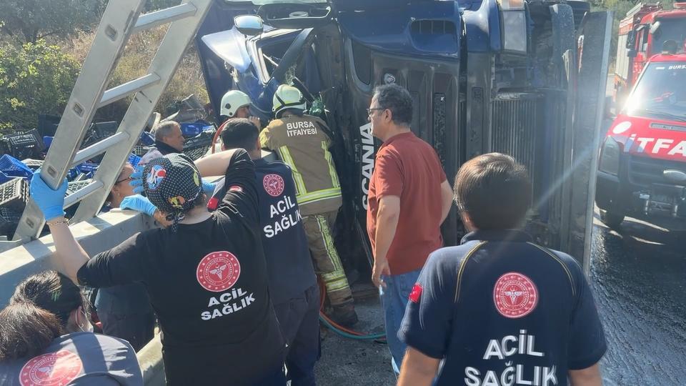 VİRAJI ALAMAYAN KAMYON DEHŞET SAÇTI: 1 ÖLÜ, 1 YARALI