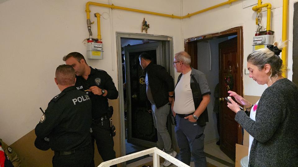 KOMŞULARININ ULAŞAMADIĞI YAŞLI KADIN KOLTUĞUN ÜZERİNDE UYURKEN BULUNDU