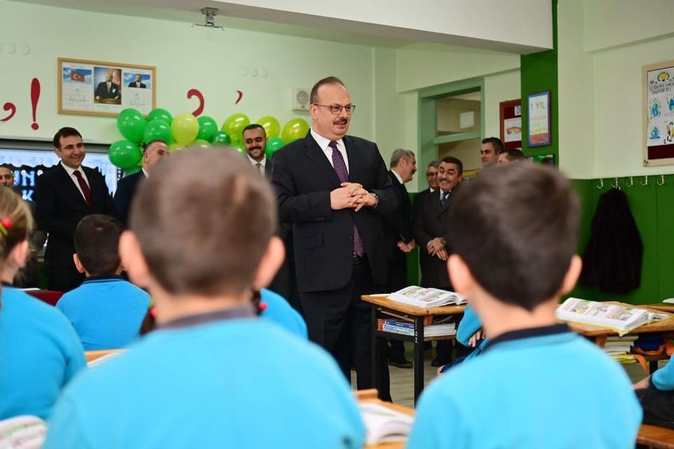 Aydın'da öğrencilerin karnelerini Vali Canbolat verdi