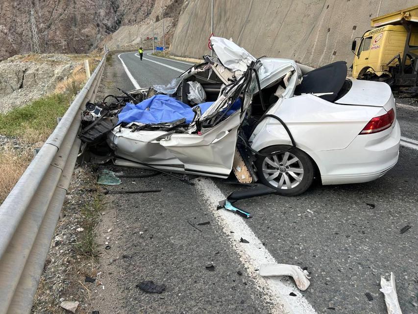 Kara yolunda otomobil kamyonla çarpıştı: 1 ölü