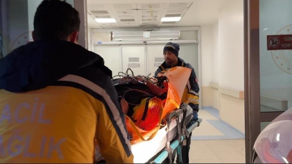 Ormanda kaybolan kadın 7 saatlik çalışmanın ardından uçurumdan kurtarıldı