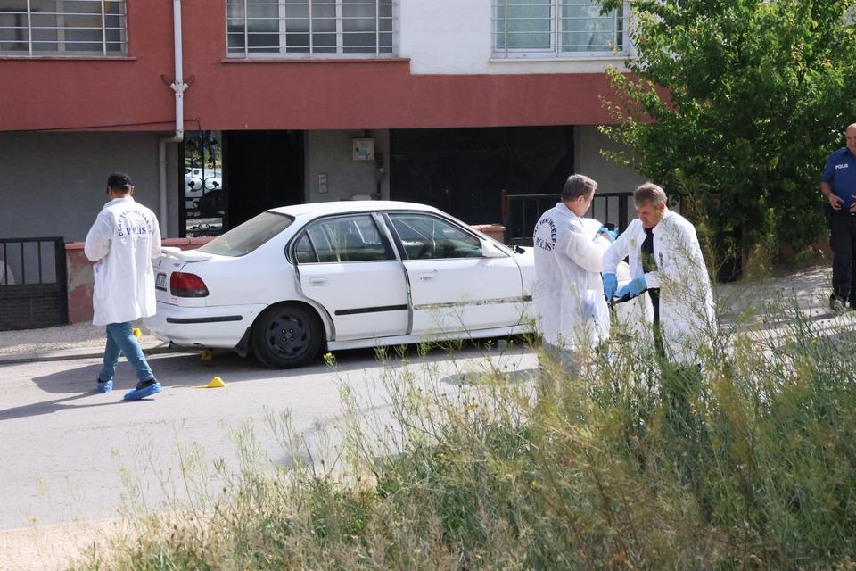 Kızını ve torununu sokak artasında öldürdü