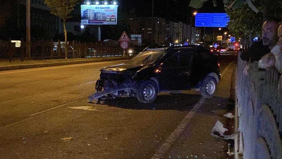 Demir korkuluklara çarptı: 2 kişi yaralandı