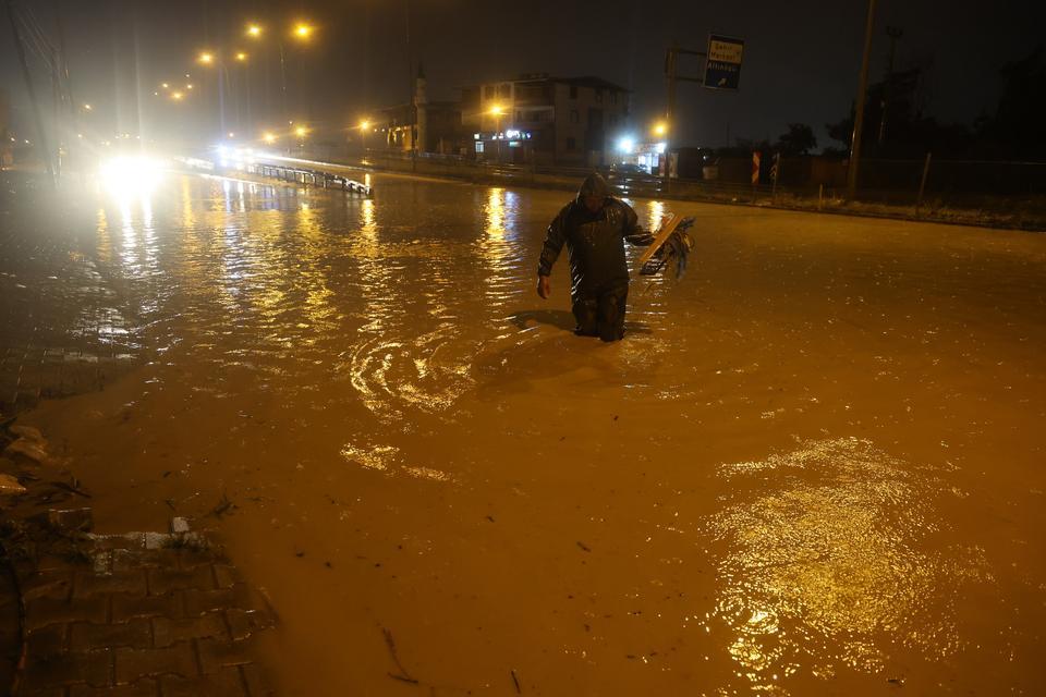 HATAY'DA ŞİDDETLİ SAĞANAK SELE YOL AÇTI