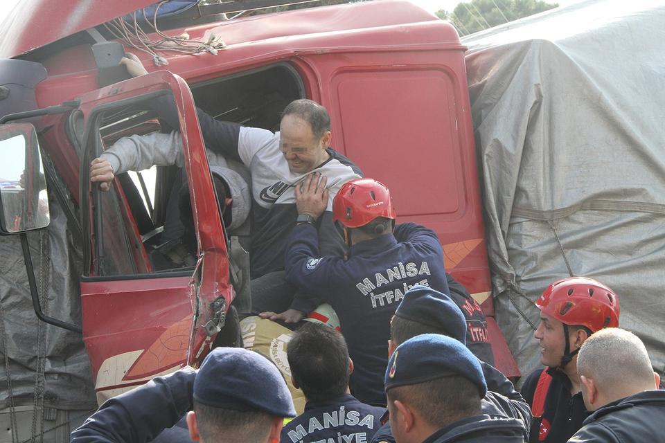 MANİSA'DA İKİ TIR ÇARPIŞTI: 1 YARALI