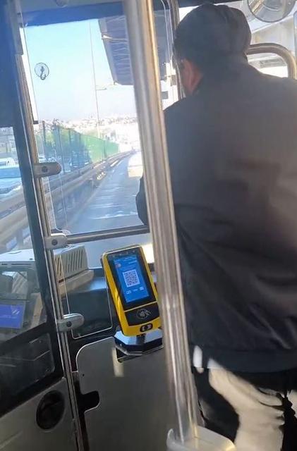 METROBÜS ŞOFÖRÜNDEN "PES" DEDİRTEN DUYARSIZLIK : SEYİR HALİNDE SOHBET EDİP CEP TELEFONU İLE İLGİLENDİ METROBÜS ŞOFÖRÜNÜN DUYARSIZLIĞI KAMERADA