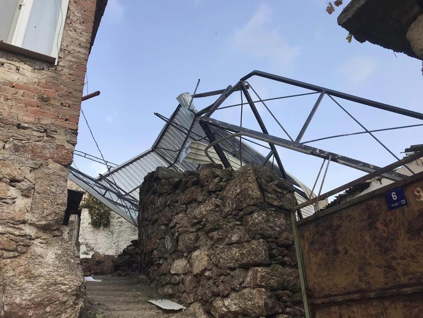KARPUZLU'DA ETKİLİ OLAN FIRTINA ÇATILARI UÇURDU