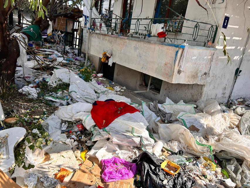 Çöp dolu evden yayılan kötü koku mahalleyi ayağa kaldırdı