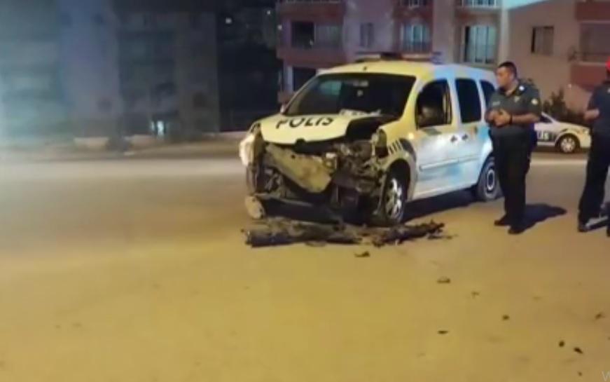 Polis otosu ile hafif ticari araç çarpıştı: 2 yaralı