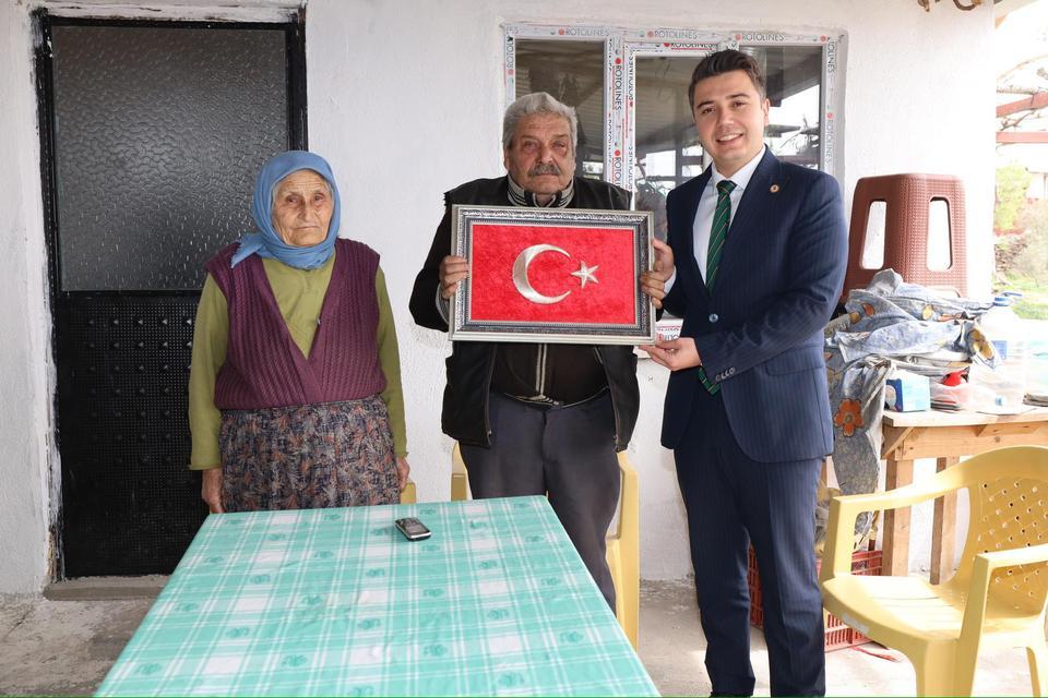 Kaymakam Gündoğdu'dan şehit ailelerine Türk Bayrağı