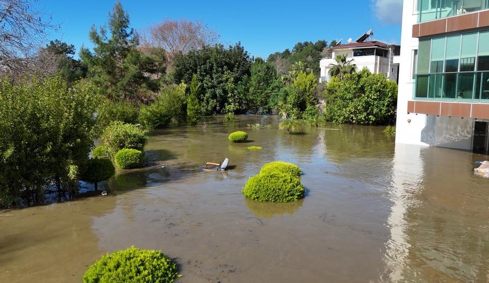 TAŞAN ÇAYDAKİ İŞLETME YIKILDI, SULARA KAPILMAK ÜZERE OLAN BİR KÖPEK SON ANDA KURTARILDI EVLERİN ZEMİN KATLARI SULAR ALTIN KALDI, SAHİL EŞYALAR İLE DOLDU SU TAŞKINI DRONE İLE HAVADAN GÖRÜNTÜLENDİ