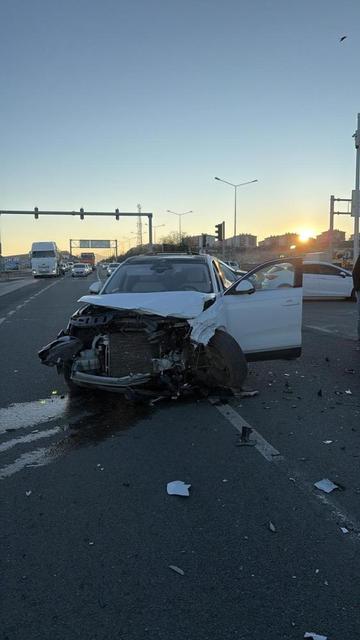 Minibüs ile cip çarpıştı