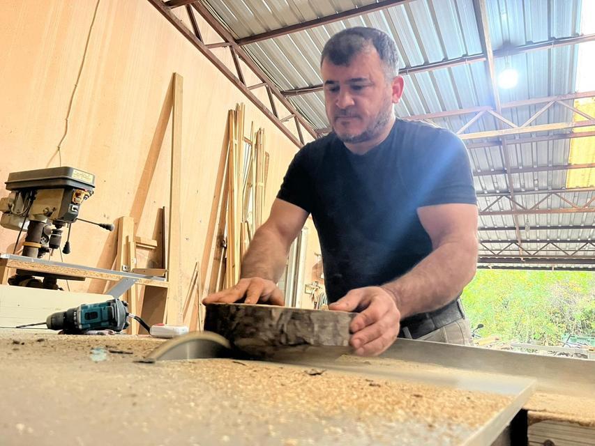 ÇÜRÜMÜŞ ZEYTİN AĞAÇLARINI SANAT ESERİNE DÖNÜŞTÜRÜYOR YAYLALARDAN TOPLAYIP ATÖLYESİNDE TEK TEK İŞLİYOR