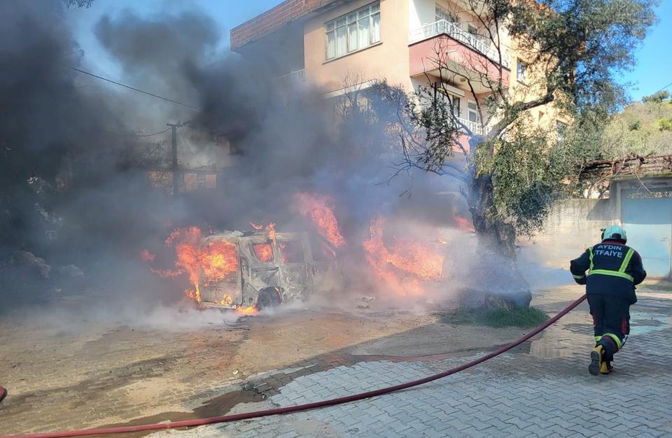 NAZİLLİ'DE FECİ YANGIN: İKİ OTOMOBİL SANİYELER İÇERİSİNDE KÜL OLDU