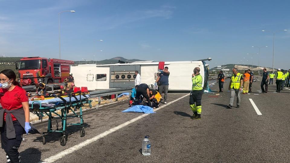 MANİSA'DA KATLİAM GİBİ KAZA İZMİR - İSTANBUL OTOYOLUNDA TIR İLE OTOBÜS ÇARPIŞTI: 11 ÖLÜ