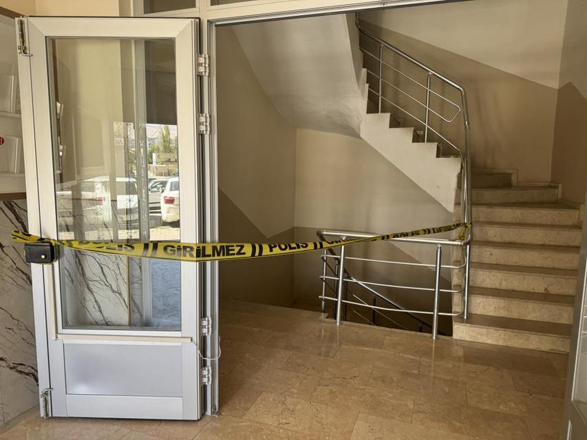 3'üncü kattan merdiven boşluğuna düşen şahıs ağır yaralandı