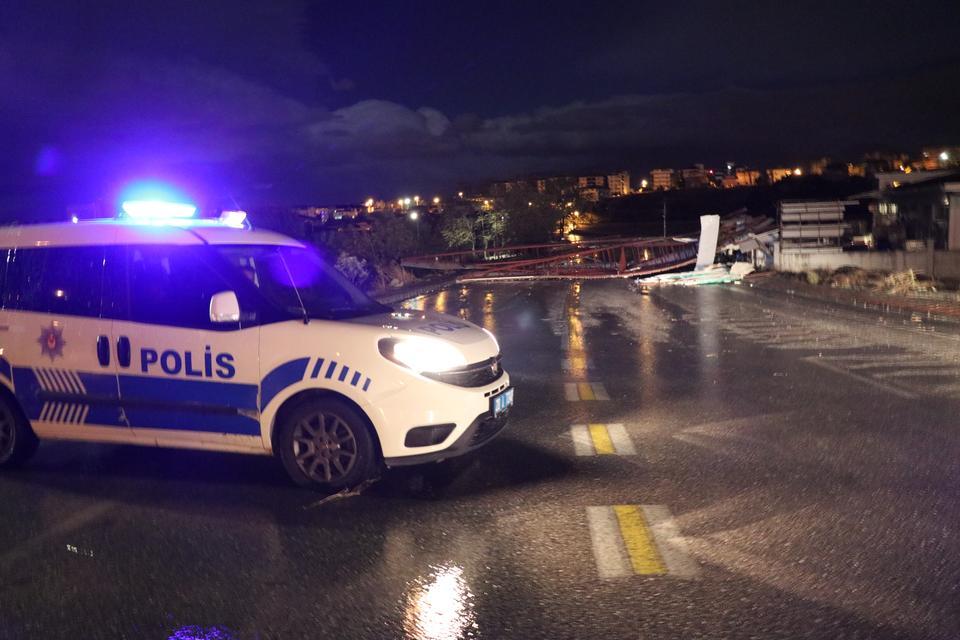 Denizli'de kuvvetli rüzgar etkili oluyor