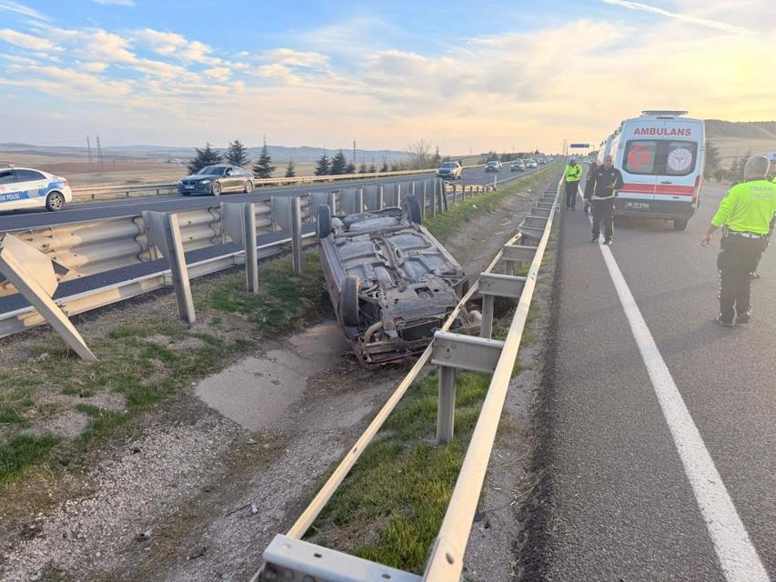 Otomobil refüjde ters döndü: 1’i çocuk 3 yaralı