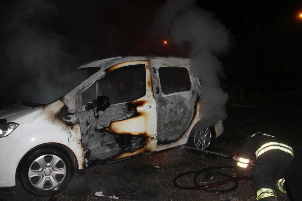 Ailesine kızıp aracını yaktı