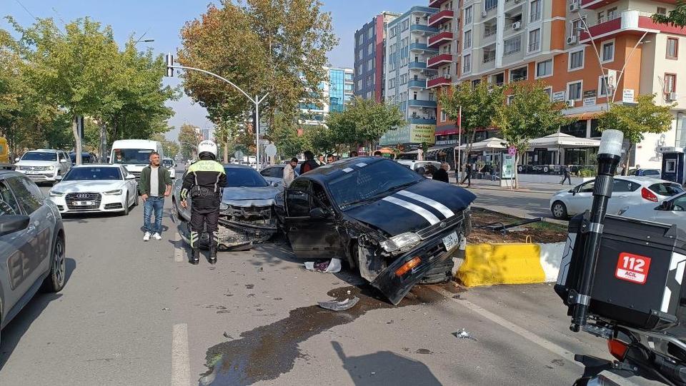 Kontrolden çıkan otomobil orta refüje çıktı