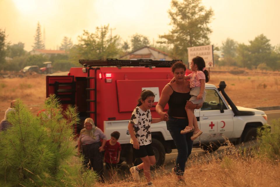 ANTALYA'DA ALEVLERLE MÜCADELE SÜRÜYOR: ANTALYA-ISPARTA YOLU TRAFİĞE KAPATILDI EKİPLER ALEVLERİN ARASINDA KALMAKTAN SON ANDA KURTULDU