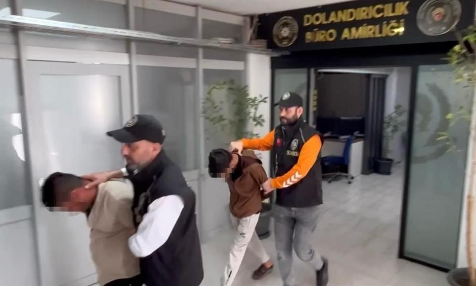 Yaşlı kadını tuzağa düşürüp 750 bin lira değerindeki altınlarını çaldılar