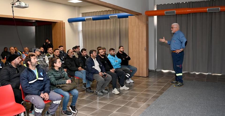 Kuşadası Belediyesi Temizlik İşleri Müdürlüğü personeline 'güvenli sürüş' eğitimi verildi