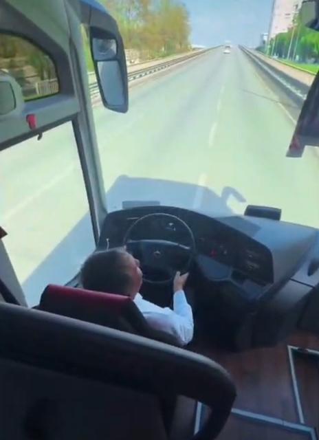 TARAFTARLARI DEPLASMANA GÖTÜREN ŞOFÖR ARAÇ SEYİR HALİNDEYKEN AYAĞA KALKIP OYNADI