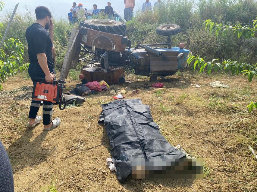 MERSİN'DE TRAKTÖR ŞARAMPOLE DEVRİLDİ: 1 ÖLÜ