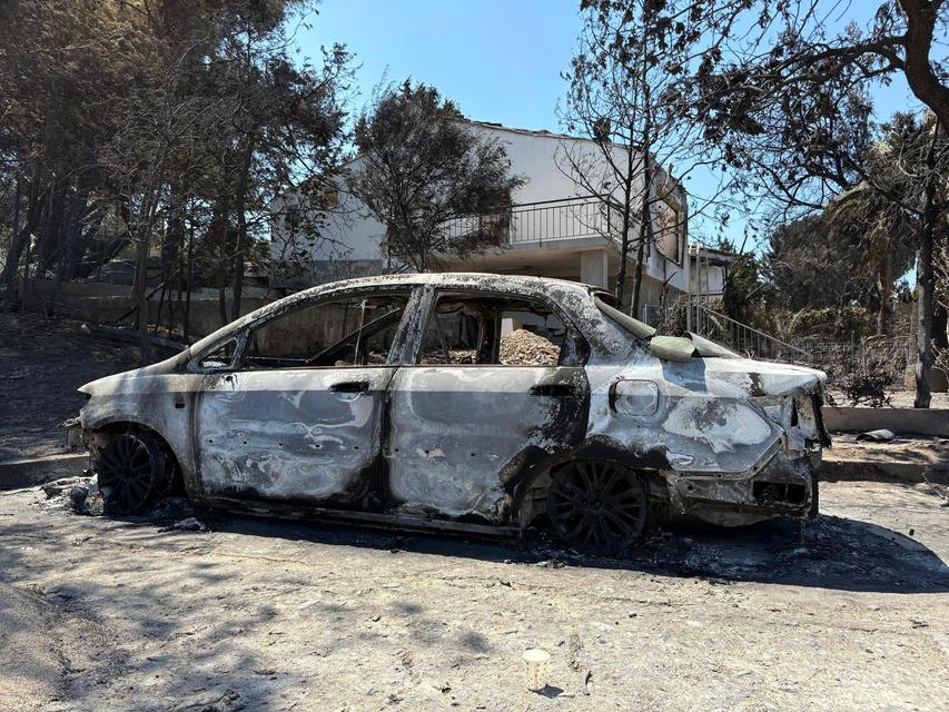 İZMİR'DEKİ YANGINDA 85 YAZLIK EV KÜLE DÖNDÜ