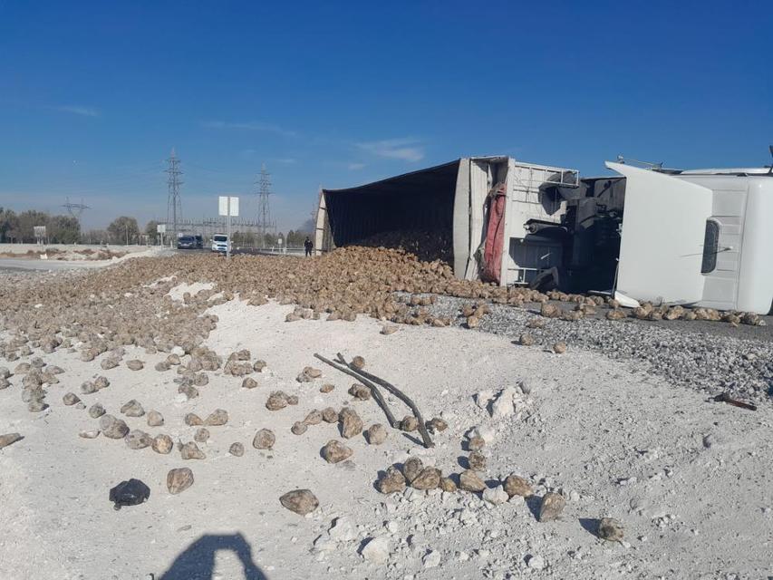 Tır devrildi: 1 yaralı