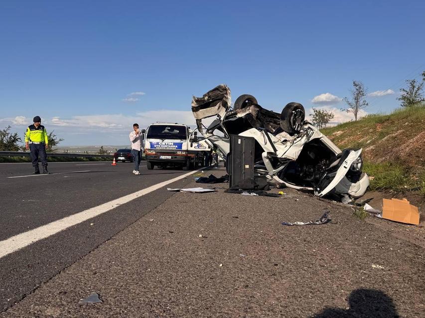 ŞANLIURFA'DA HAFİF TİCARİ ARAÇ OTOMOBİLLE ÇARPIŞTI: 3 ÖLÜ, 5 YARALI