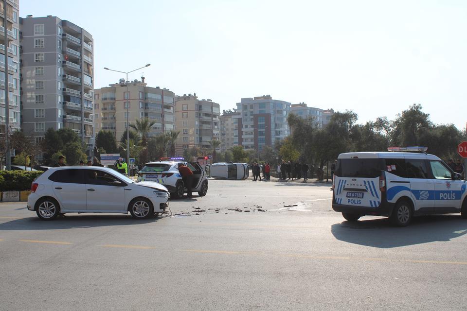 OTOMOBİLLE ÇARPIŞAN TİCARİ ARAÇ YAN YATTI: 1 YARALI