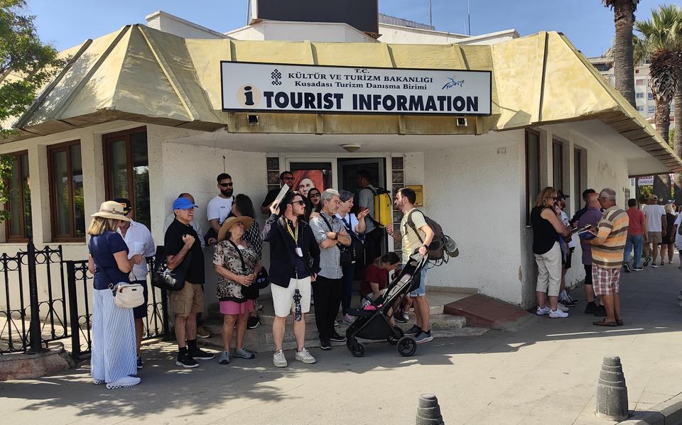 KUŞADASI'NA İKİ KRUVAZİYERLE 6 BİN 409 TURİST GELDİ