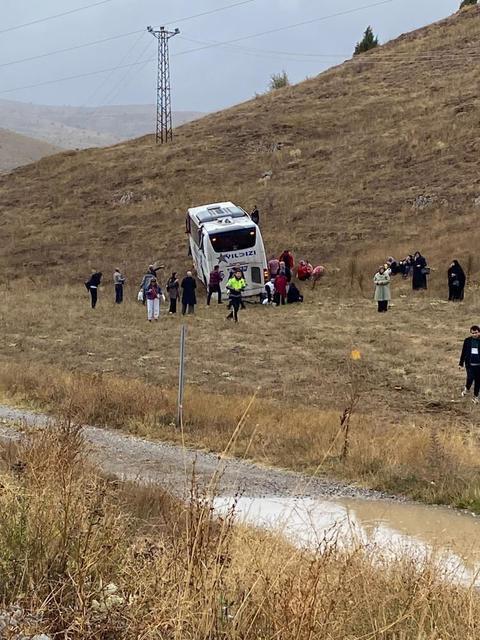 Yolcu otobüsü kaza yaptı: Çok sayıda yaralı var