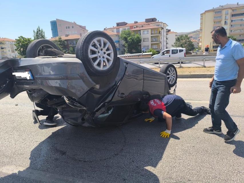 Üç aracın karıştığı zincirleme kazada 1’i çocuk 8 kişi yaralandı