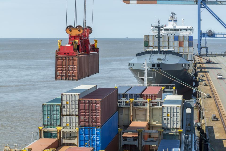 Beladung eines Containerschiffes