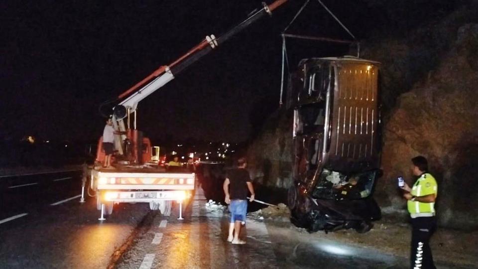 Otomobile çarpan hafif ticari araç kanala uçtu: 3 yaralı