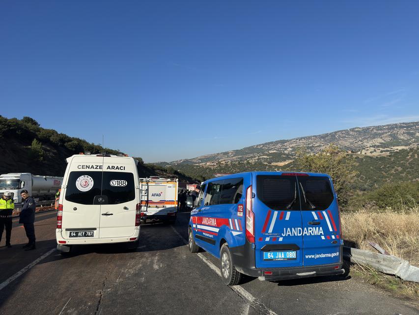 UŞAK'TA DOMATES YÜKLÜ TIR DEVRİLDİ: 1 ÖLÜ