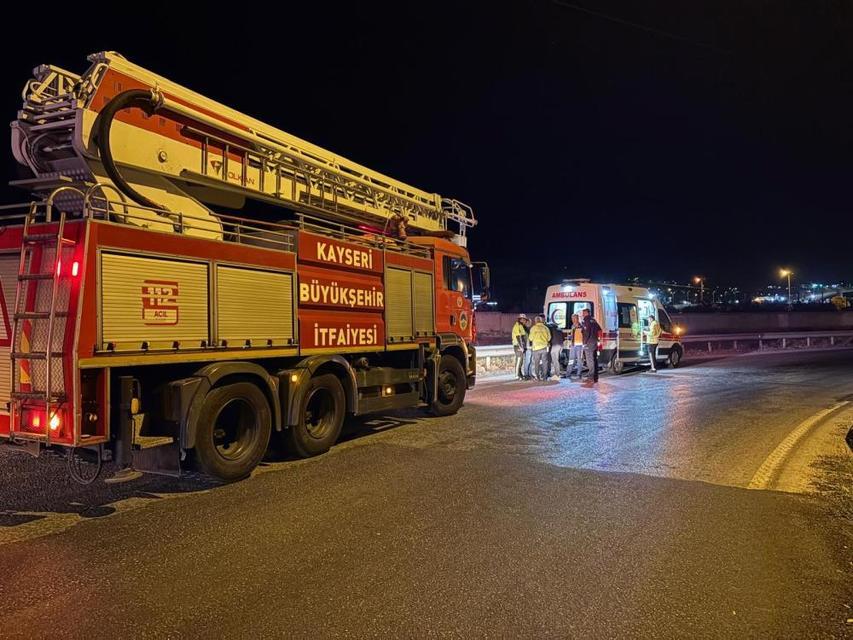 Sıkışmalı trafik kazası ihbarı, ekipleri harekete geçirdi: 3 yaralı